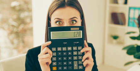 Fotografia de uma mulher com uma calculadora