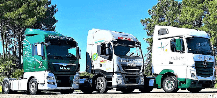 3 camions de transport de marchandises